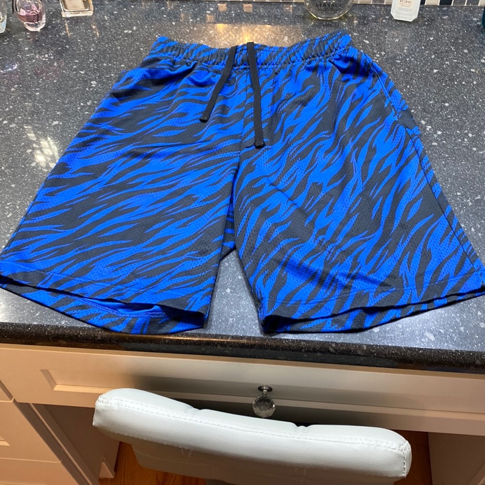 Mens Medium shorts like new.